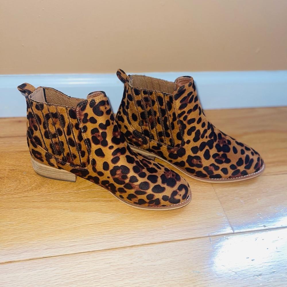 Leopard Chelsea Boots - Picture 3 of 5
